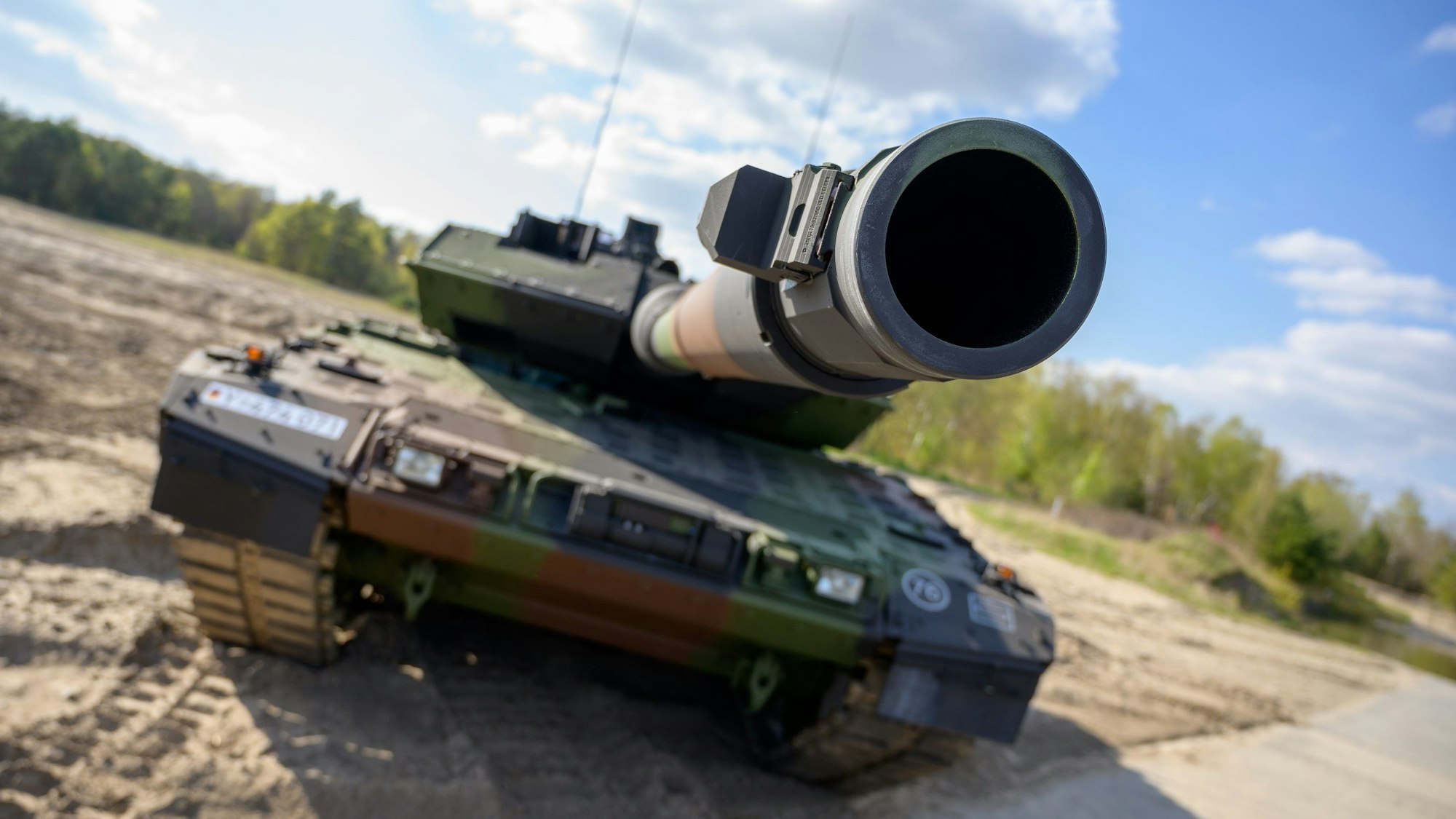 Ein Kampfpanzer der Bundeswehr vom Typ Leopard 2 A7V steht auf einem Übungsplatz.