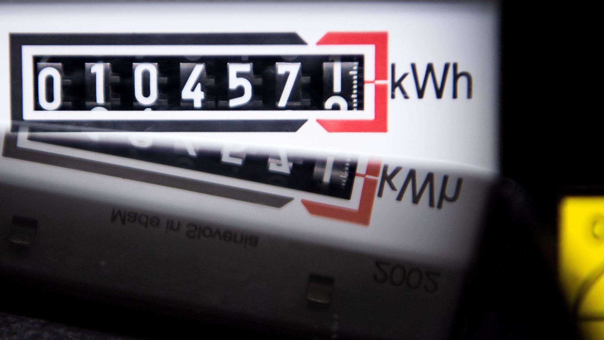 Ein Stromzähler zeigt in einem Mietshaus die verbrauchten Kilowattstunden an.