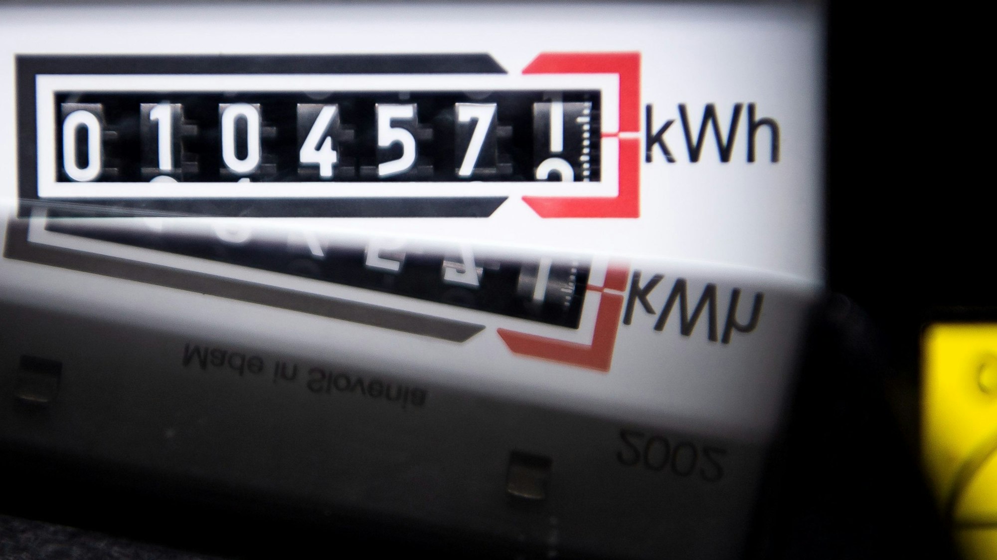 Ein Stromzähler zeigt in einem Mietshaus die verbrauchten Kilowattstunden an.