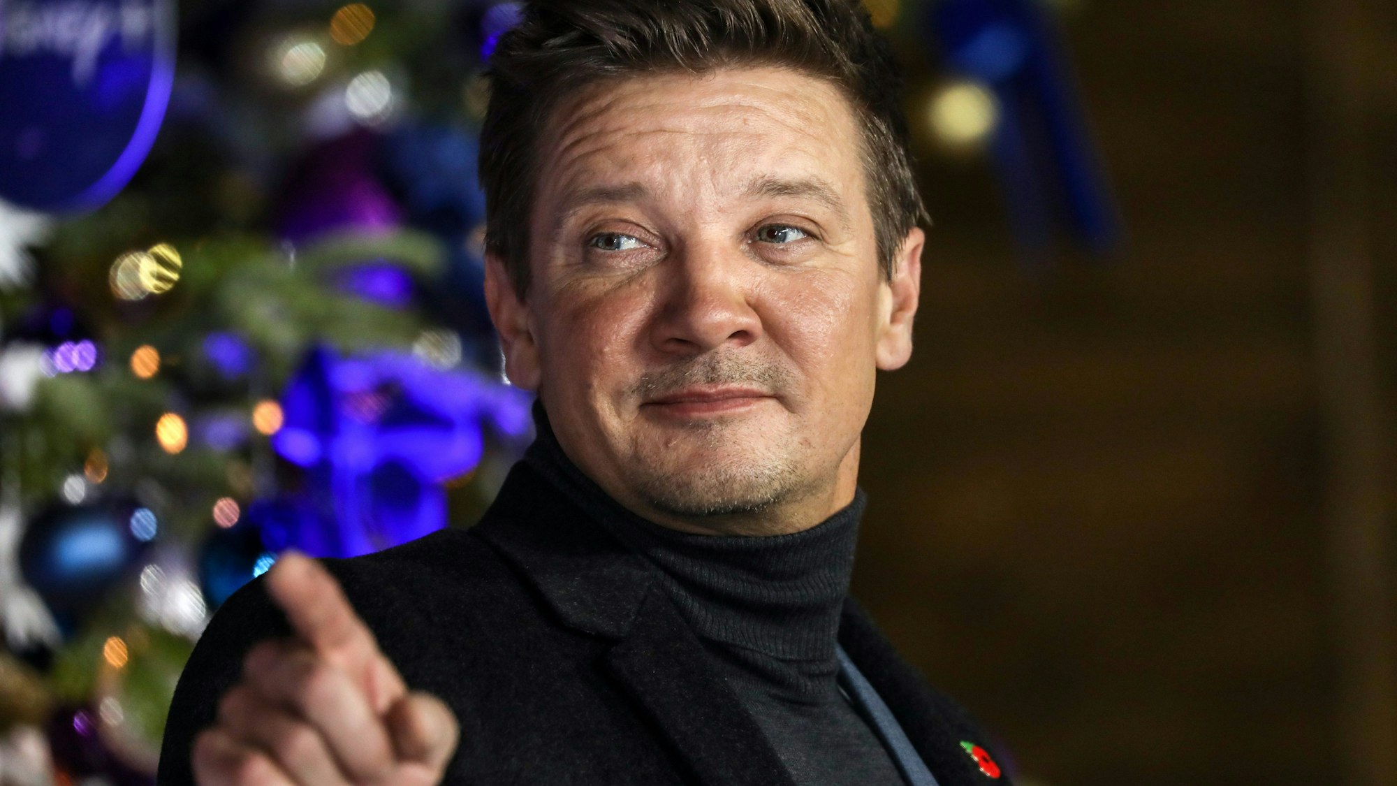 Man sieht Jeremy RenaJeremy Renner, US-Schauspieler, posiert für Fotografen bei seiner Ankunft bei der britischen Fanvorführung des Films „Hawkeye“.ner, wie er