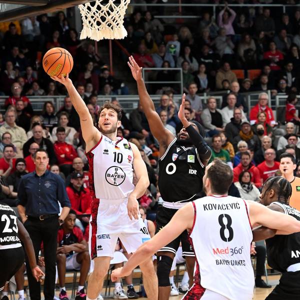 Ein Basketballspieler auf dem Weg zum Korb.