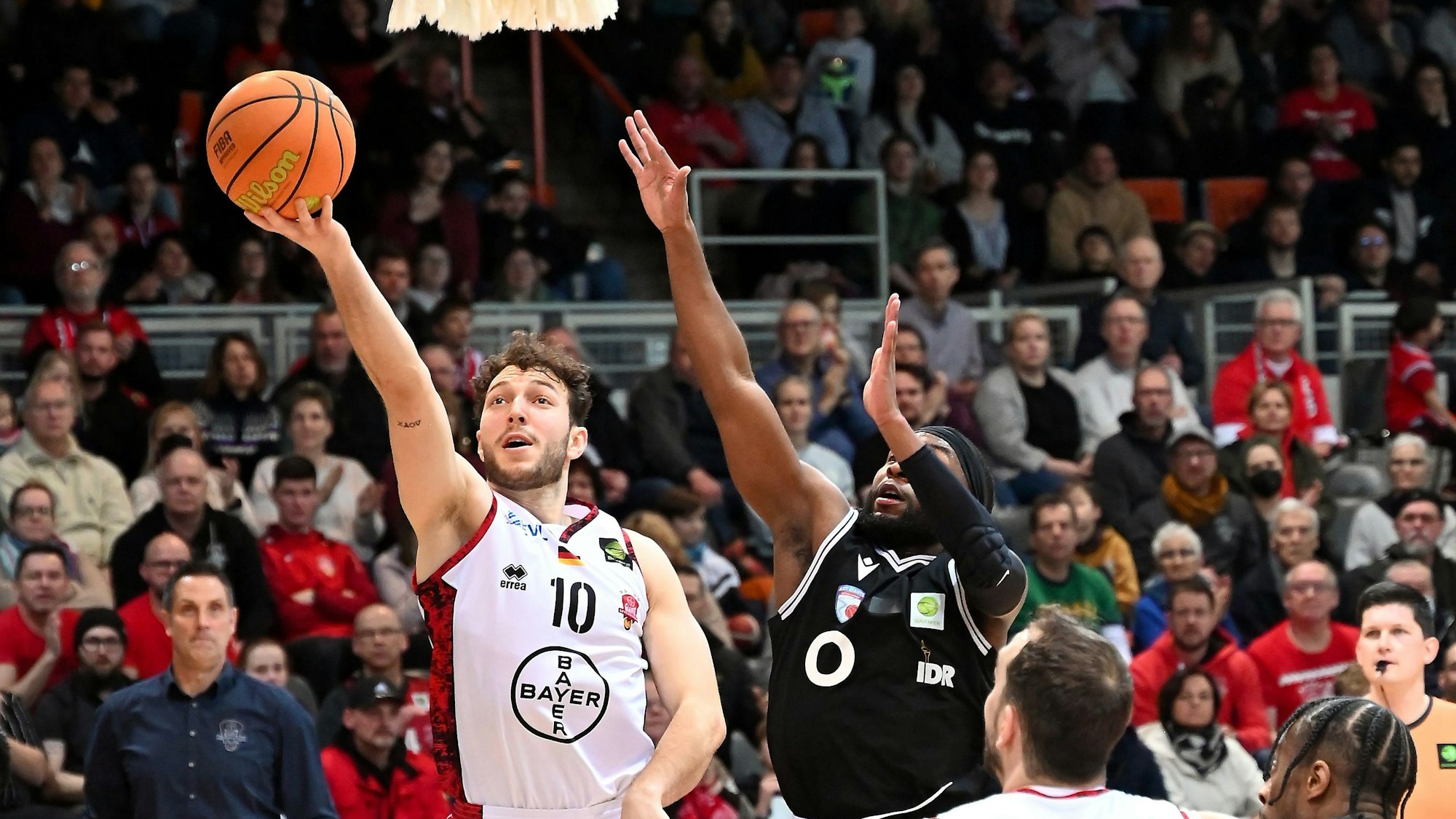 Ein Basketballspieler auf dem Weg zum Korb.