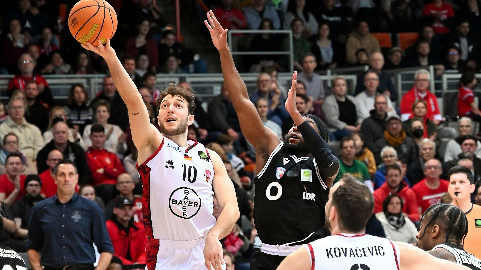 Ein Basketballspieler setzt zum Wurf an.