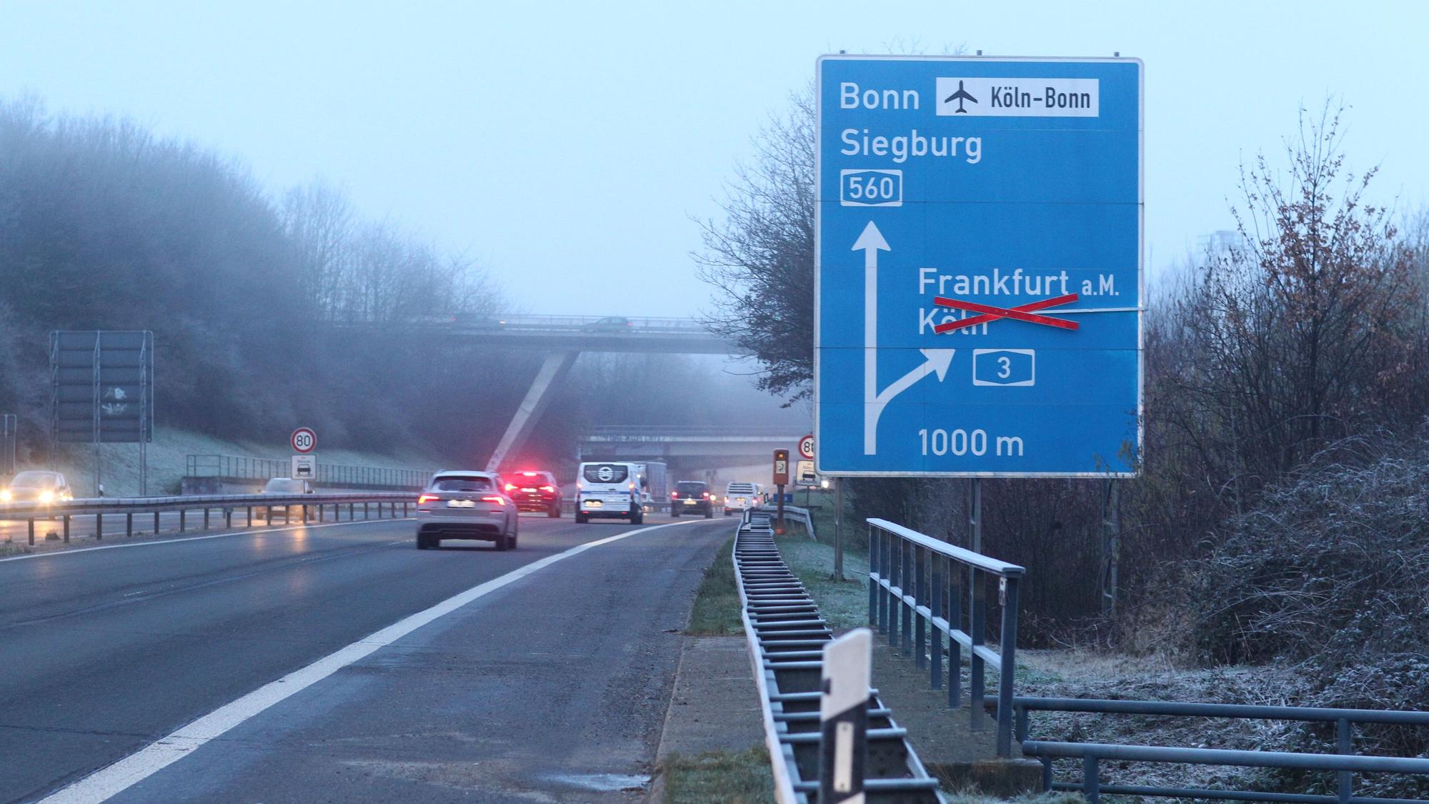 Wegen der Sperrung der Auffahrt auf die A3 am Autobahnkreuz Bonn/Siegburg (hier mit dem Hinweisschild auf der A 560 bei Hennef) versuchen im Berufsverkehr viele AUtofahrer auf die A 59 auszuweichen. zwei Bilder zur Auswahl bei Troisdorf in Fahrtrichtigun Köln.