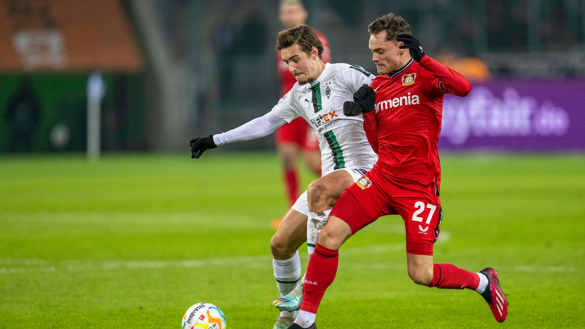 Borussia Mönchengladbach - Bayer 04 Leverkusen, 16. Spieltag, Borussia Park: Gladbachs Florian Neuhaus (l) und Leverkusens Florian Wirtz kämpfen um den Ball.