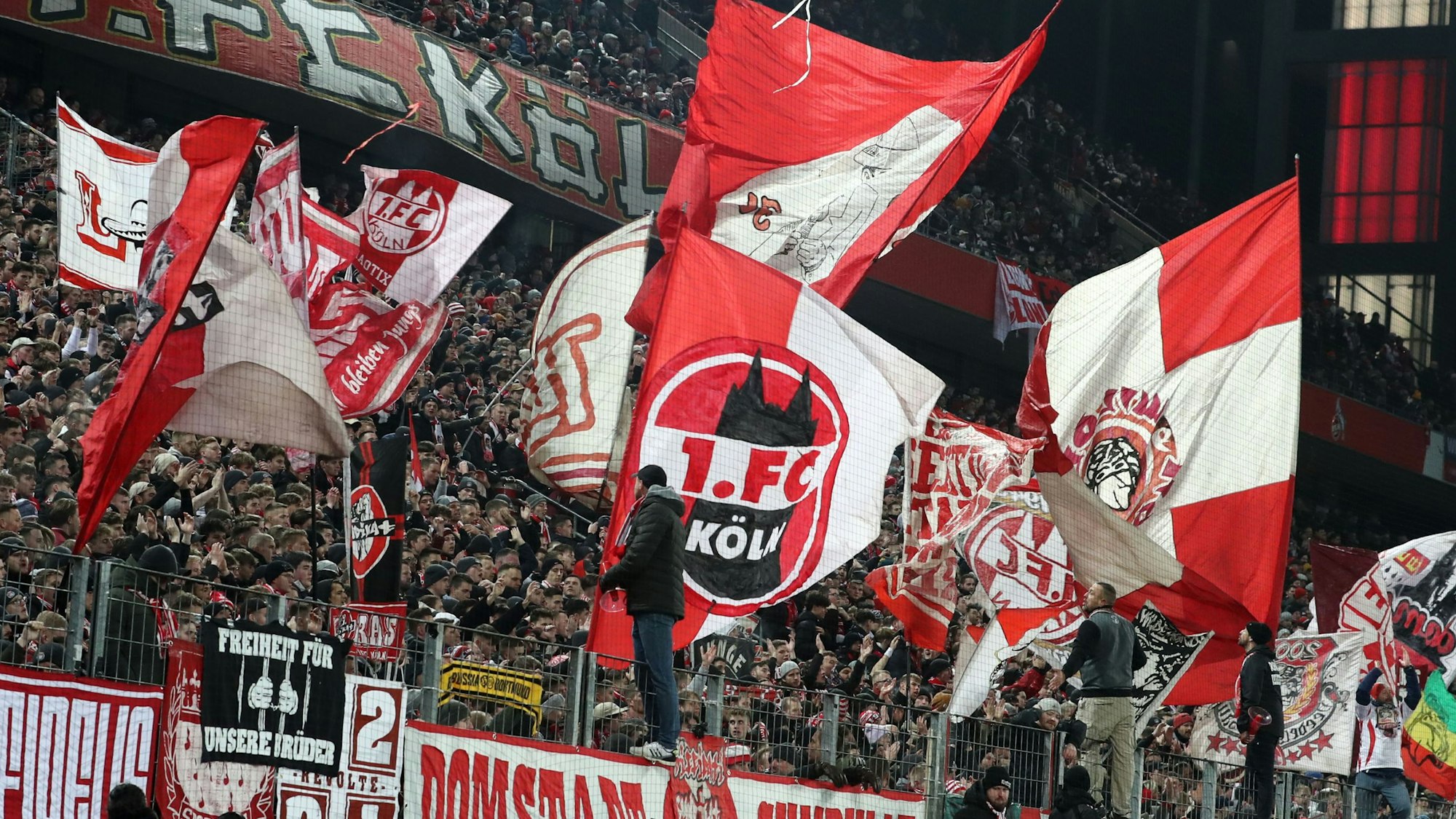 Die Südkurve feiert nach dem Spiel des 1. FC Köln gegen Werder Bremen das 7:1 der Mannschaft am 15. Spieltag der Bundesliga-Saison 2022/2023.
