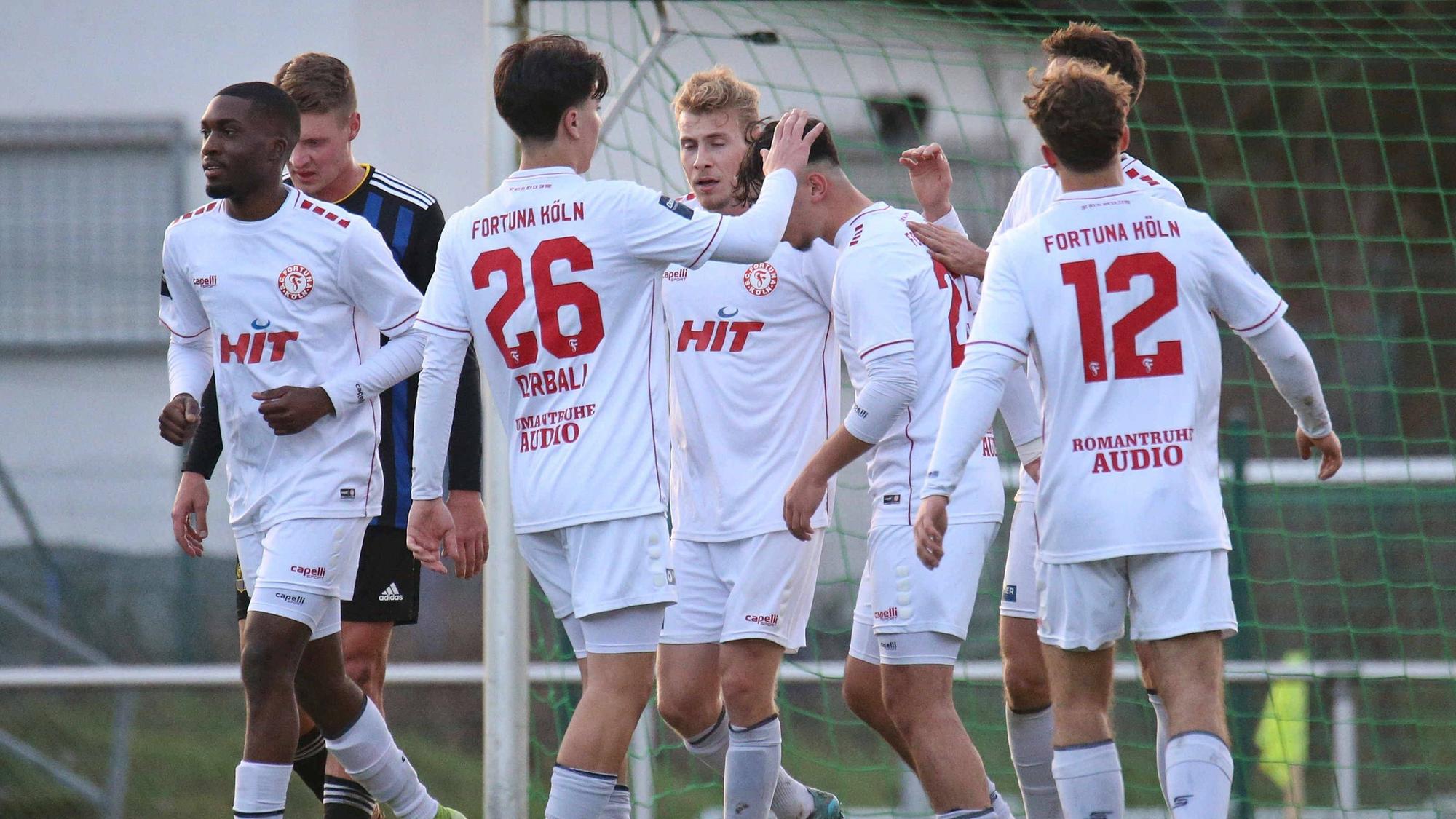 07.01.2023, Fussball, Herren, Testspiel, Saison 2022/2023, 1. FC Saarbrücken - SC Fortuna Köln, Torjubel des SC Fortuna Köln nach dem Tor zum 2:1 durch Kai Försterling Beltran Fortuna Köln Saarlouis Sportanlage Großer Sand Saarland Deutschland DE *** 07 01 2023, football, men, test match, season 2022 2023, 1 FC Saarbrücken SC Fortuna Köln, goal celebration of SC Fortuna Köln after the goal to 2 1 by Kai Försterling Beltran Fortuna Köln Saarlouis Sportanlage Großer Sand Saarland Germany EN