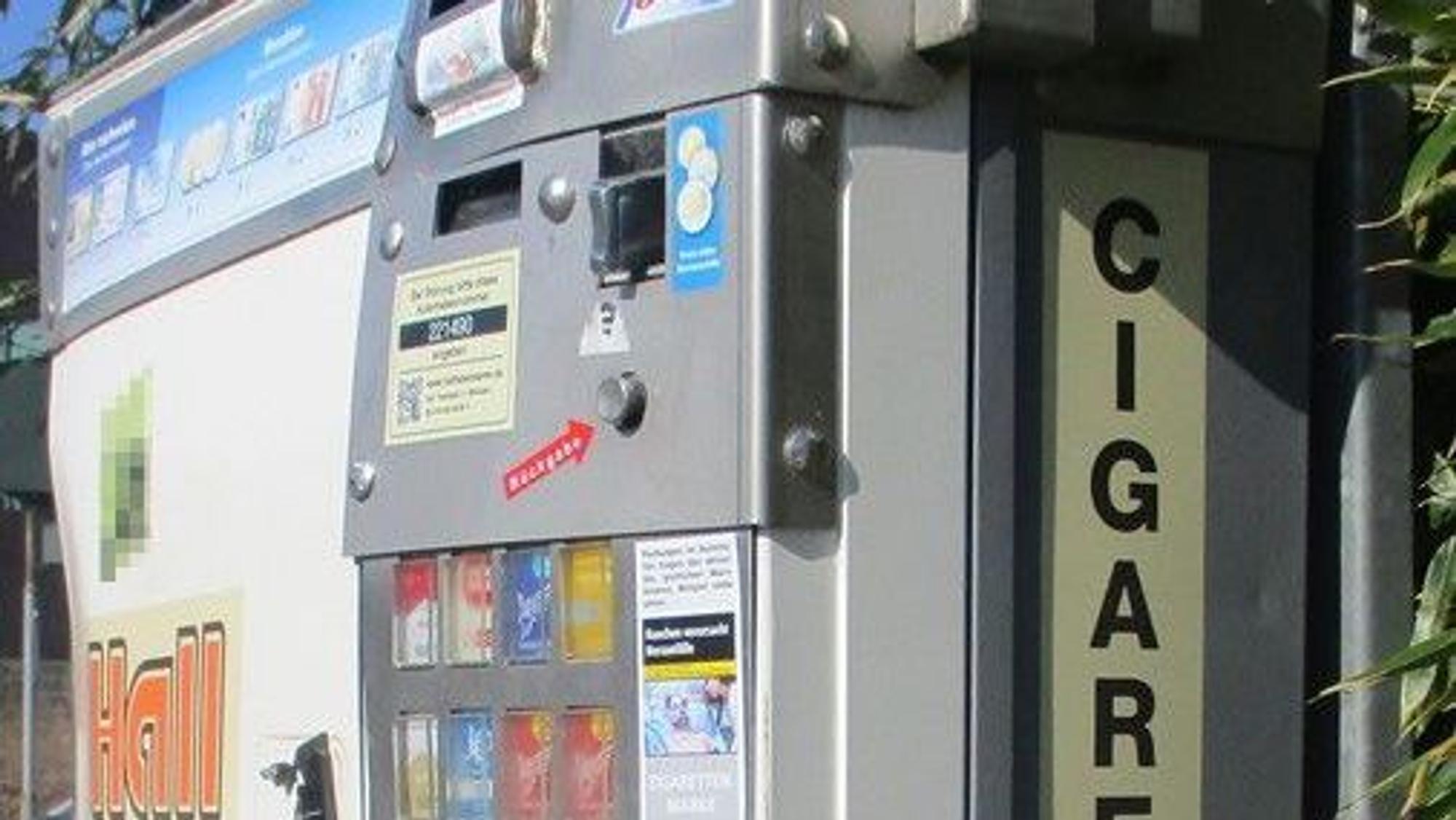Das Foto zeigt einen beschädigten Zigarettenautomaten. Unbekannte hatten ihn im vorigen Jahr in Frechen zu sprengen versucht.