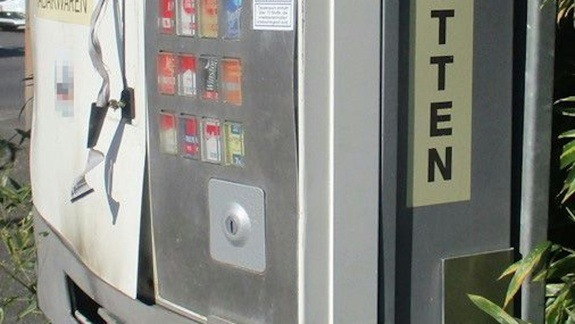 Zu sehen ist ein aufgesprengter Zigarettenautomat in Frechen.