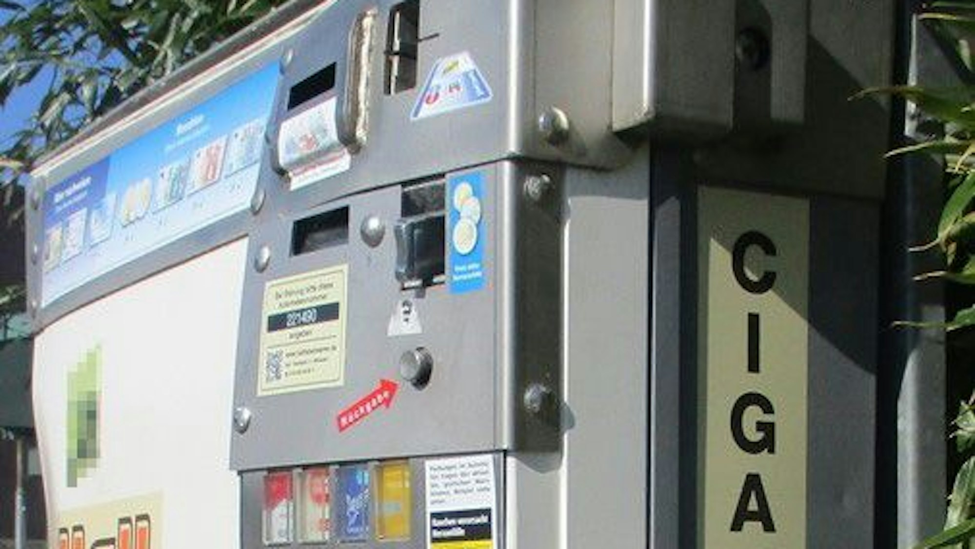 Das Foto zeigt einen beschädigten Zigarettenautomaten in Frechen.