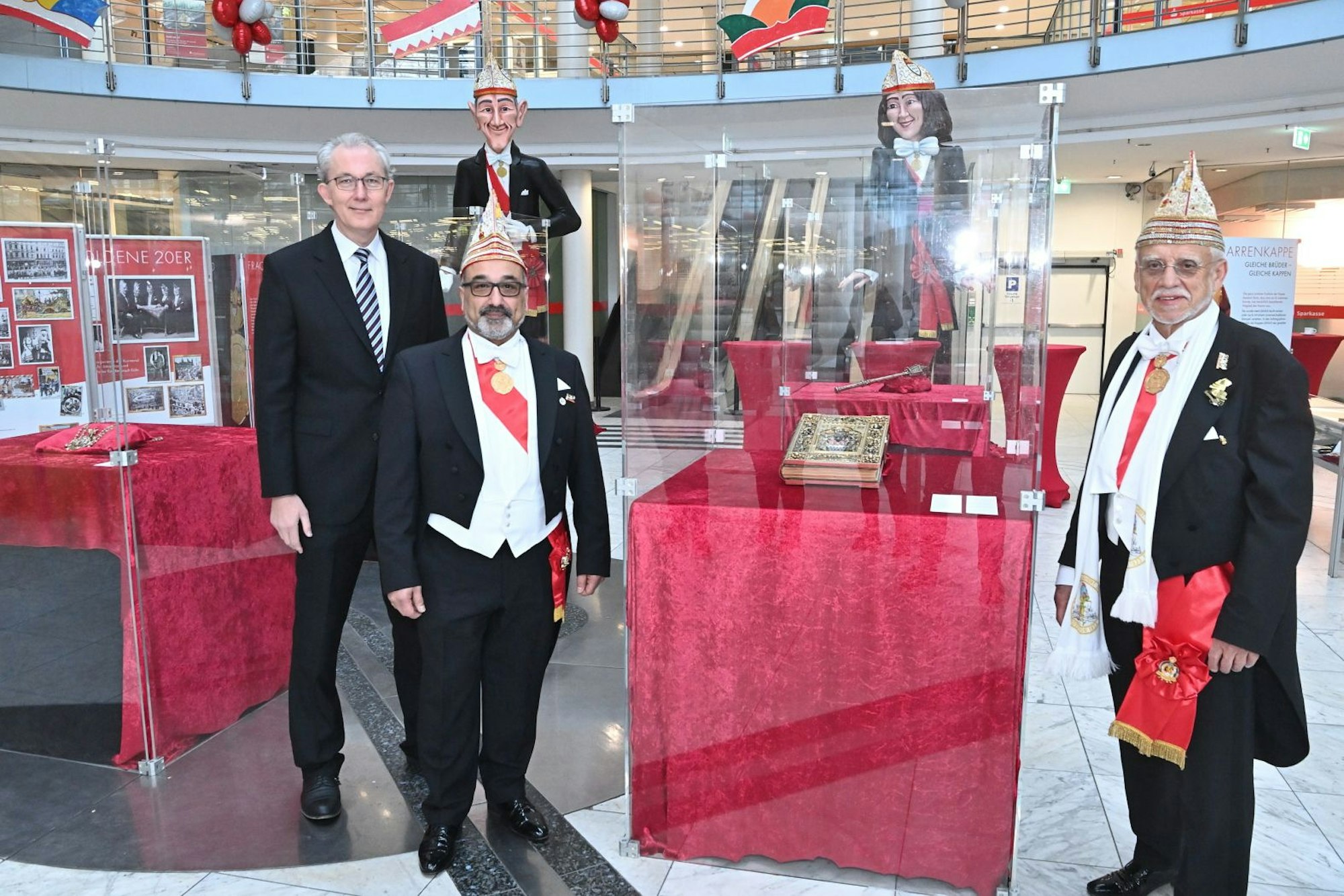 Die Ausstellung wurde durch den Vorstandsvorsitzenden der Sparkasse, Ulrich Voigt (l.), und den Präsidenten und 1. Vorsitzenden der Grossen von 1823, Univ.-Prof. Dr. Dr. Joachim E. Zöller, eröffnet. In der Mitte Organisationsleiter Meftun Altay.