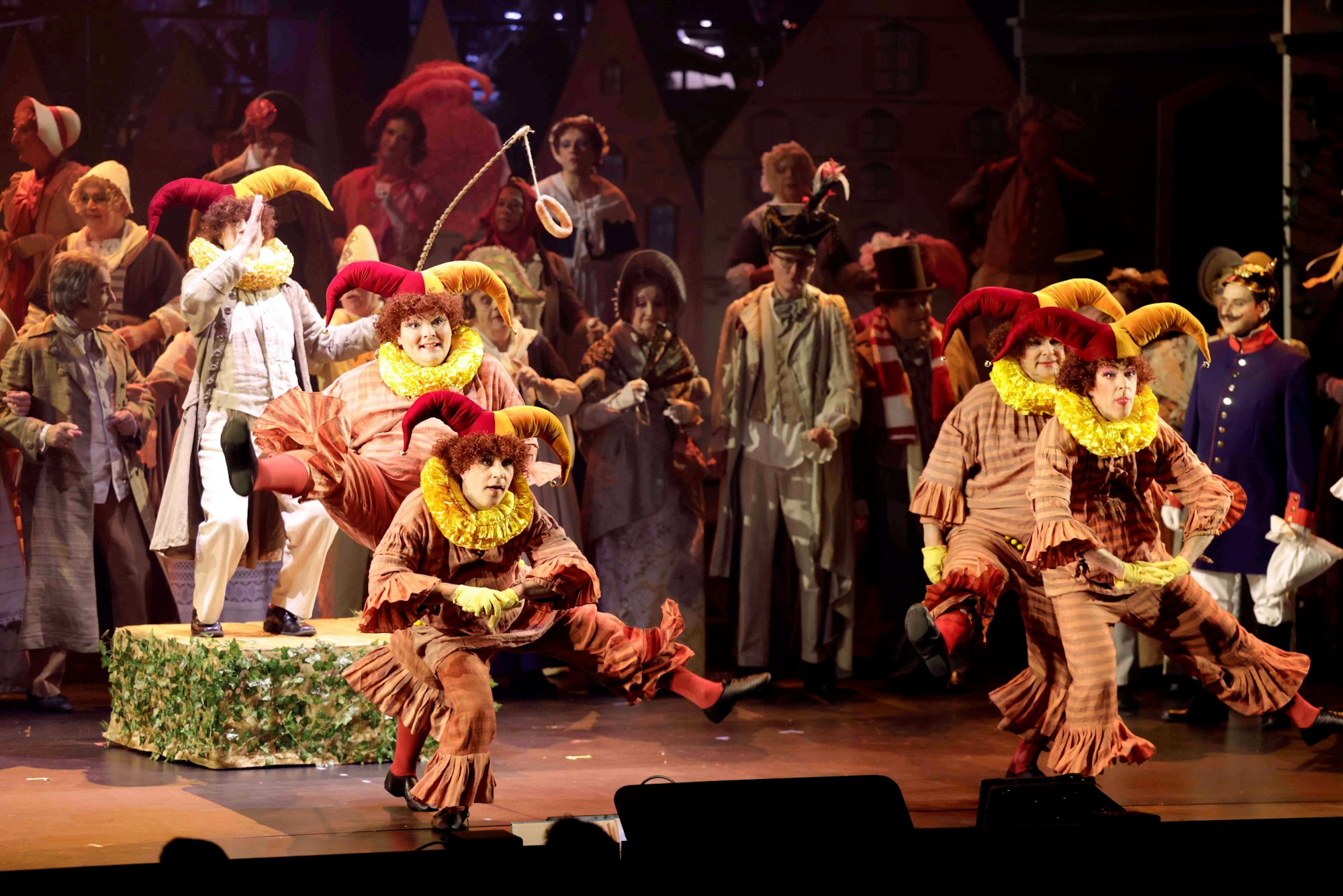 Verkleidete Tänzer auf der Bühne.