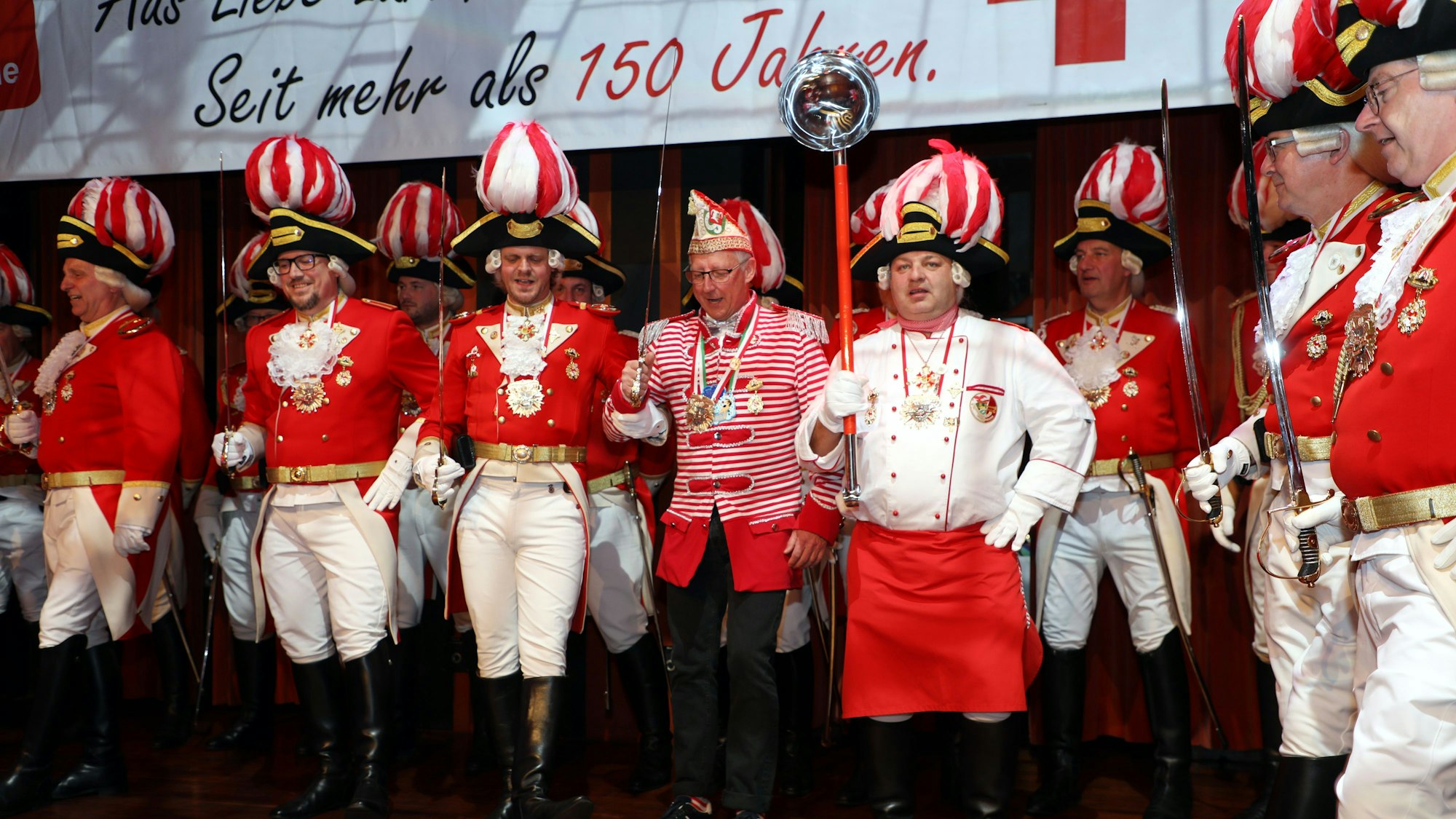 Reinhold Feistl tanzt inmitten der Garde.