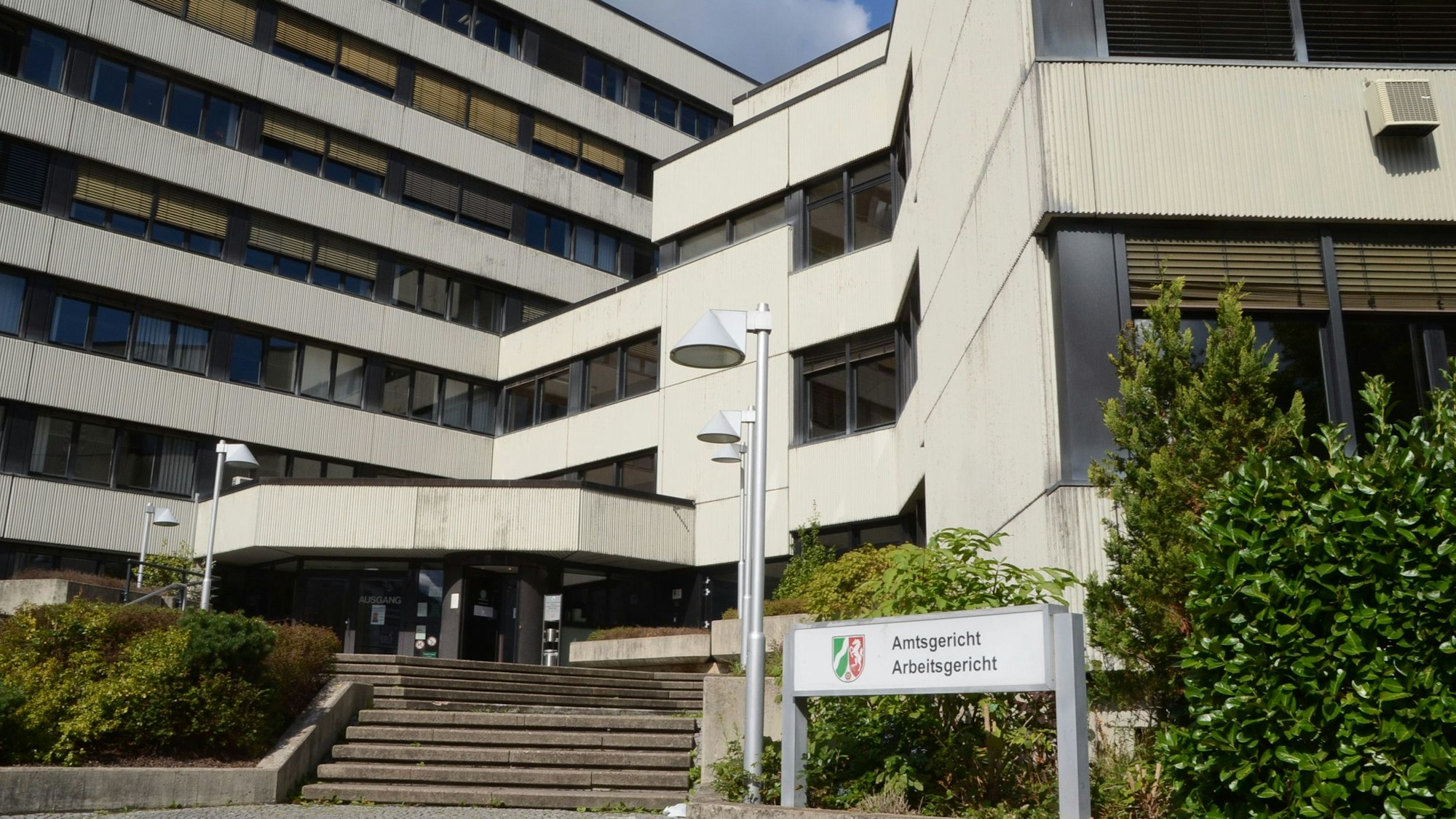 Ein Gerichtsgebäude aus hellem Beton.