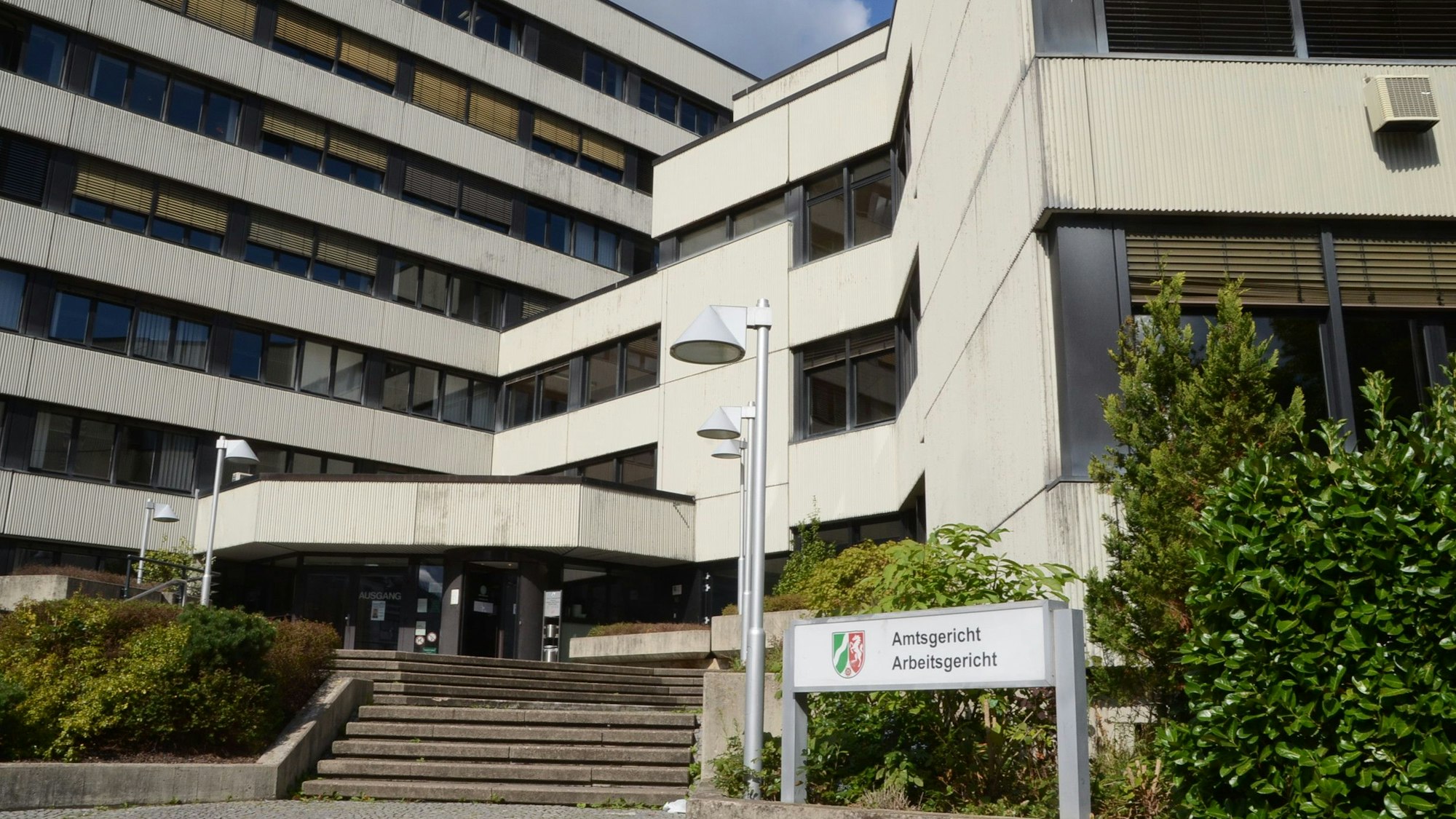 Ein Gerichtsgebäude, auf einem Schild steht "Amtsgericht" und "Arbeitsgericht".