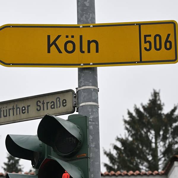 Straßenschilder mit den Aufschriften „Alte Wipperfürther Straße“ und „Köln“.