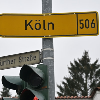 Straßenschilder mit den Aufschriften „Alte Wipperfürther Straße“ und „Köln“.