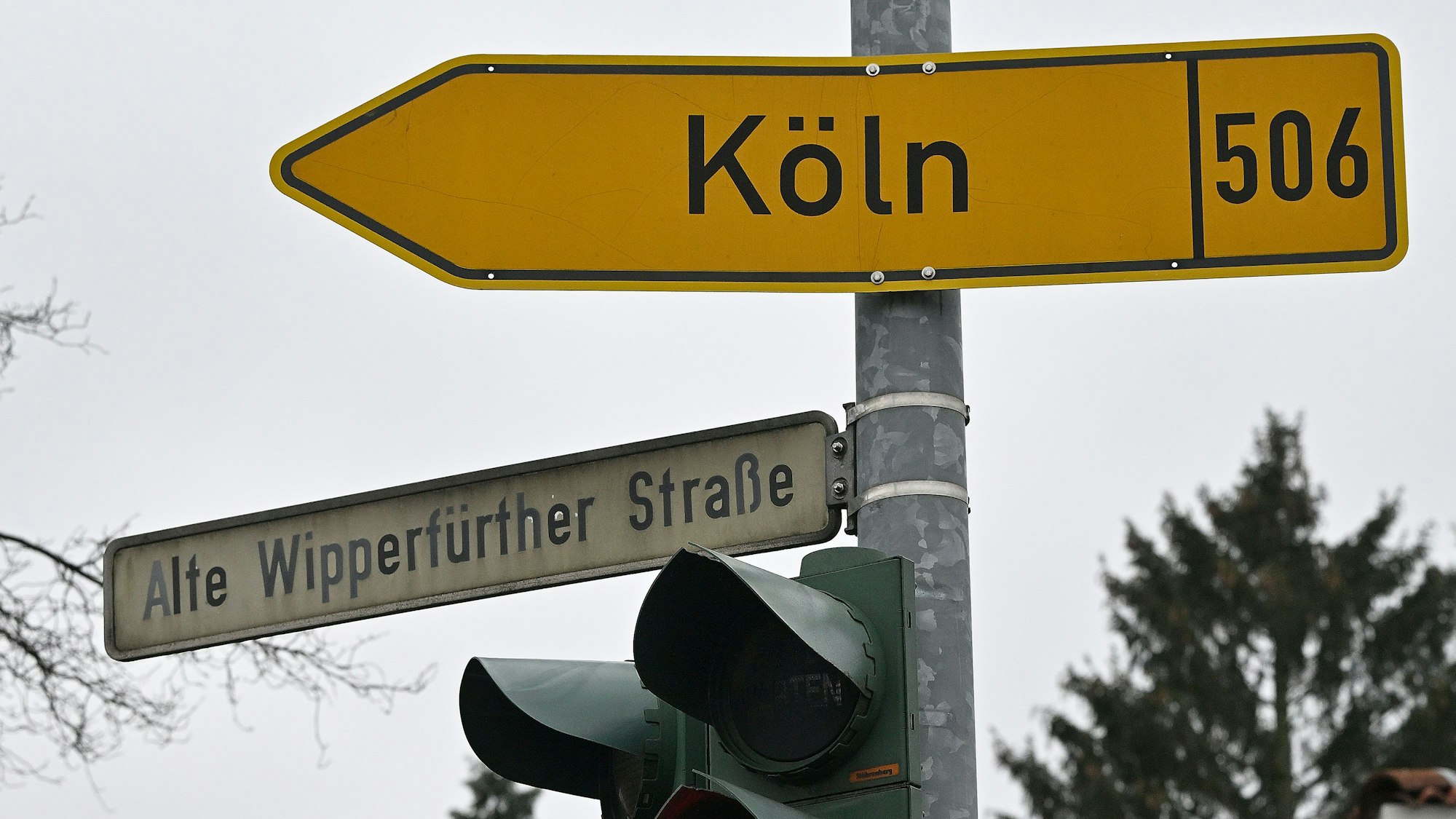 Straßenschilder mit den Aufschriften „Alte Wipperfürther Straße“ und „Köln“.