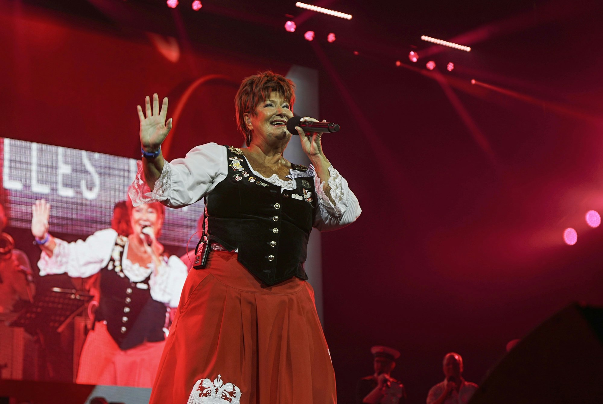 Marita Köllner singt auf Bühne.
