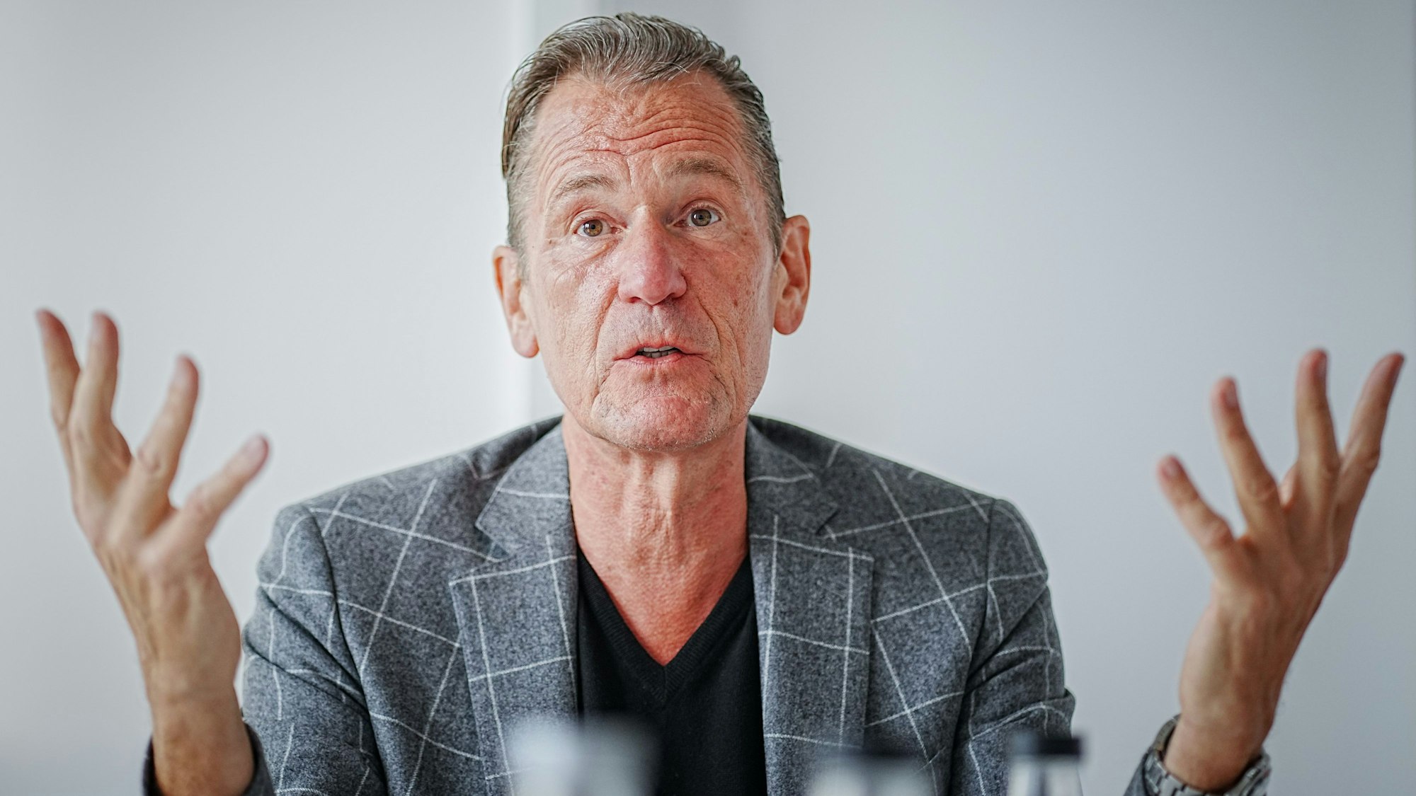 Mathias Döpfner, Vorstandsvorsitzender der Axel Springer SE, gestikuliert in Richtung der Kamera