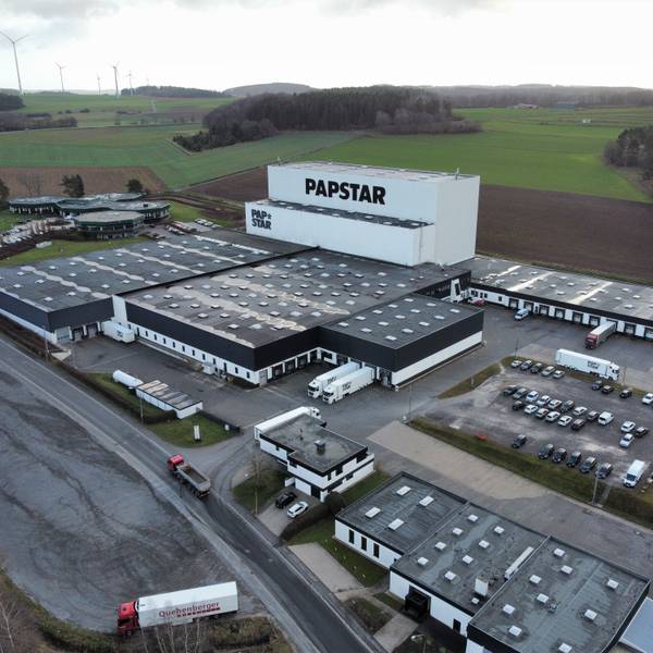 Das Luftbild zeigt die Gebäude der Firma Papstar in Kall.
