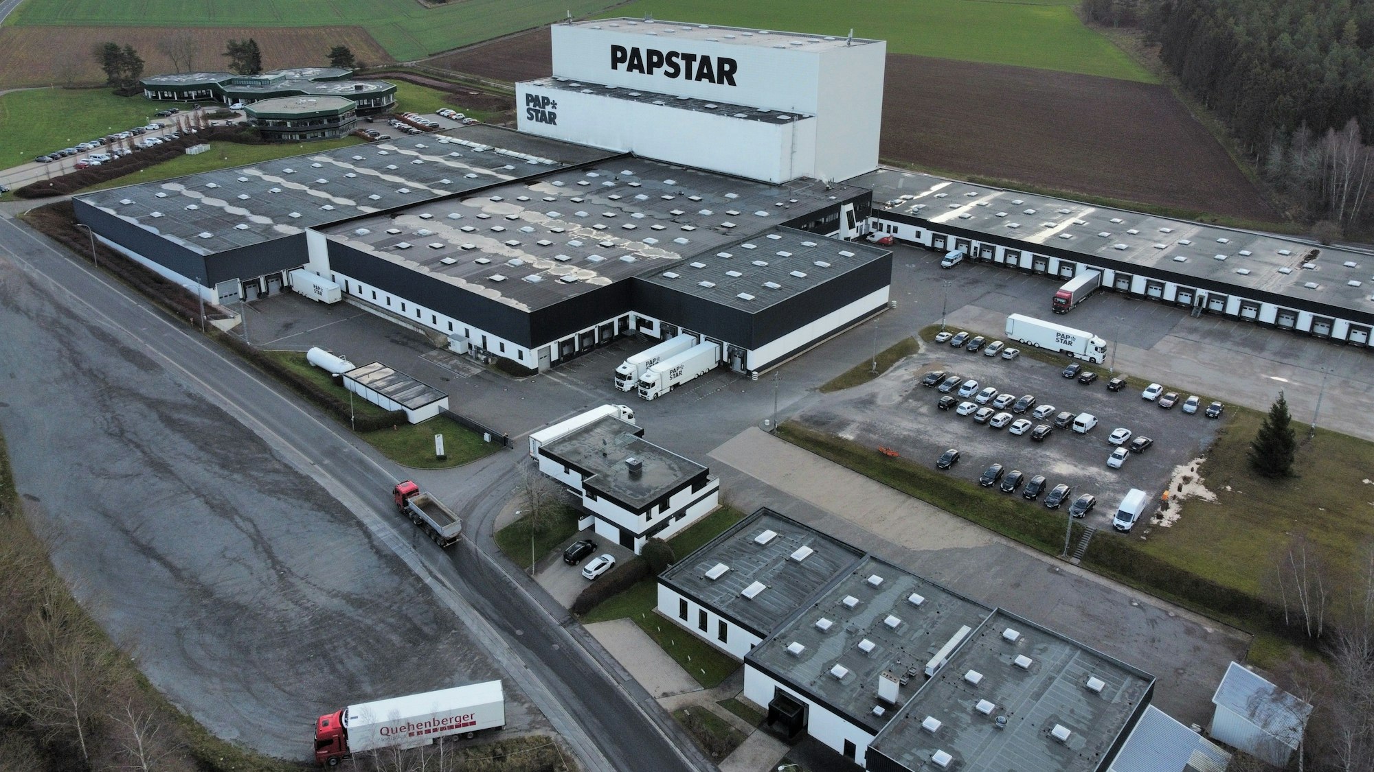 Die Kaller Papstar-Firmenzentrale mit dem markanten, weißen Hochregallager aus der Luft gesehen.