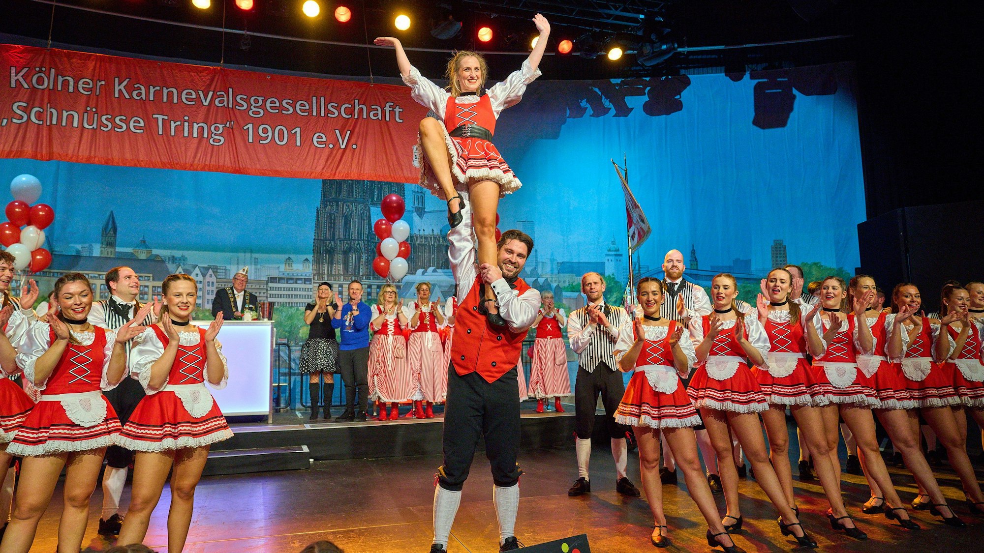 Das neue Kathrinchenpaar Jenny Schulze und Thorben Stiebel bei der Miljöhsitzung der KG Schnüsse Tring.