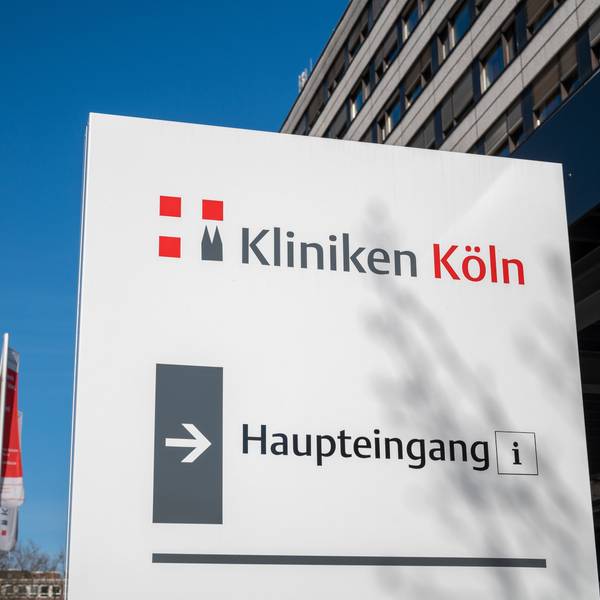 Das Bild zeigt eine Hinweistafel, die vor dem städtischen Krankenhaus in Merheim steht.