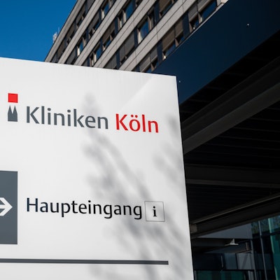 Das Bild zeigt eine Hinweistafel, die vor dem städtischen Krankenhaus in Merheim steht.