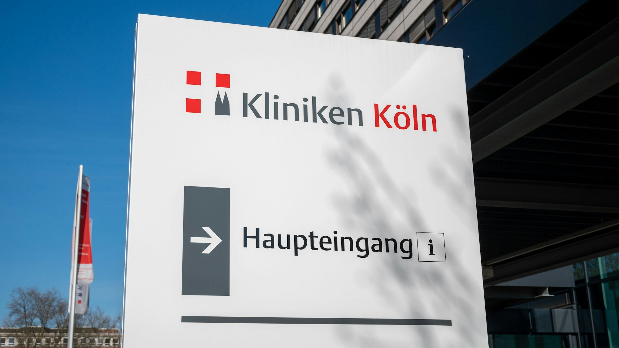 Das Bild zeigt eine Hinweistafel, die vor dem städtischen Krankenhaus in Merheim steht.