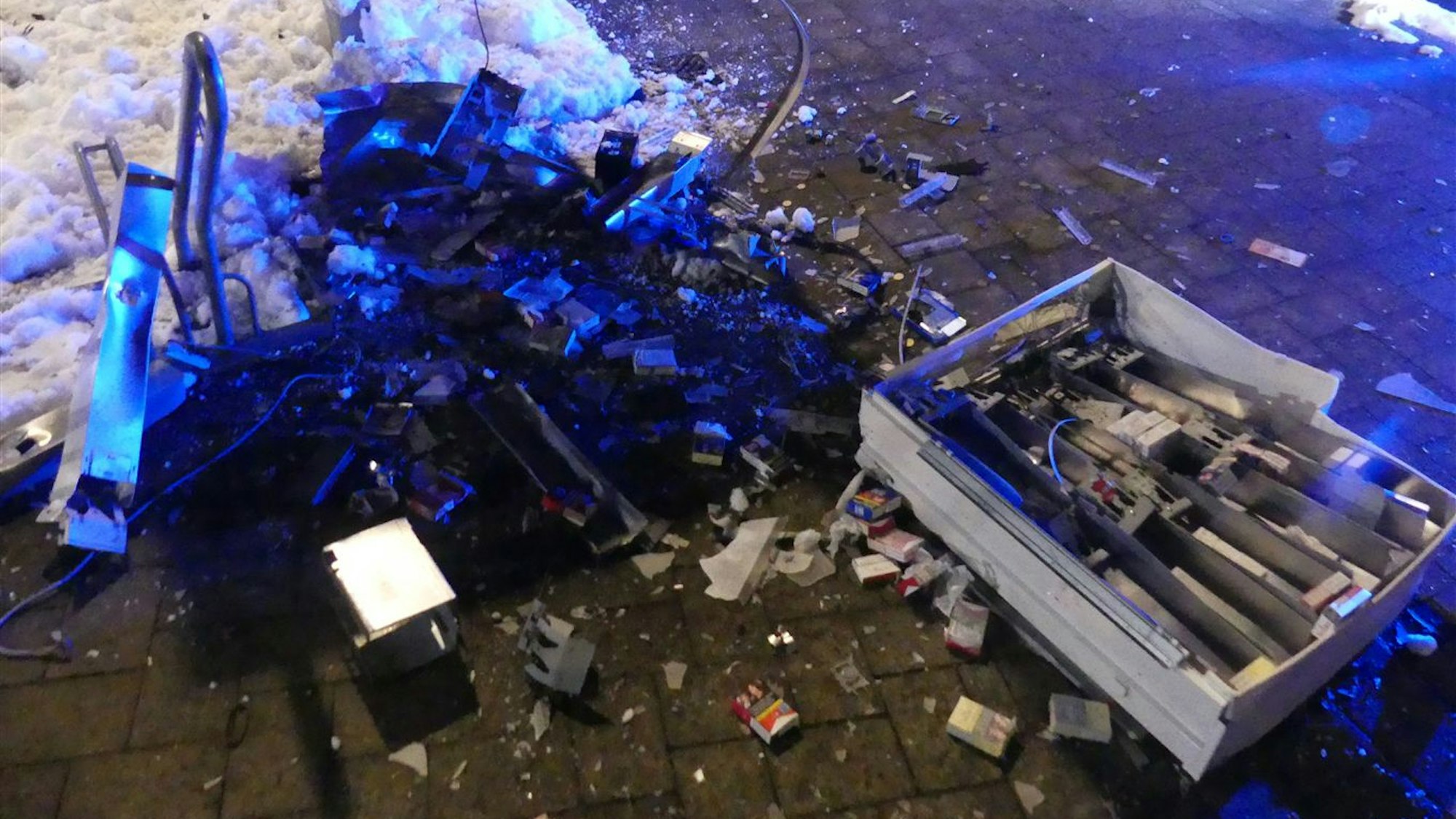 Ein gesprengter Zigarettenautomat liegt auf dem Bürgersteig.