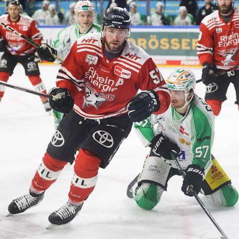 Brady Austin (links), Verteidiger der Kölner Haie