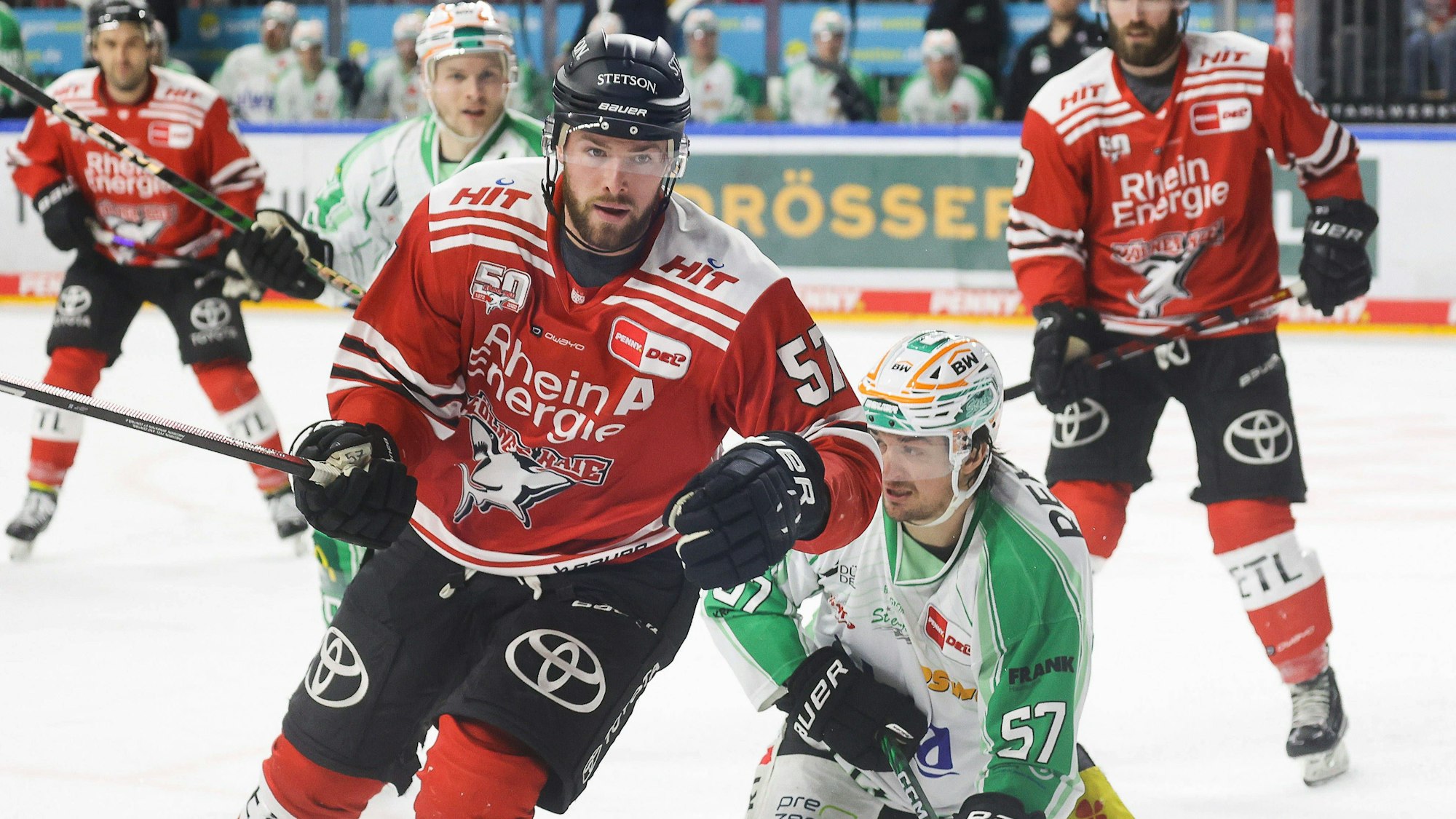 Brady Austin (links), Verteidiger der Kölner Haie