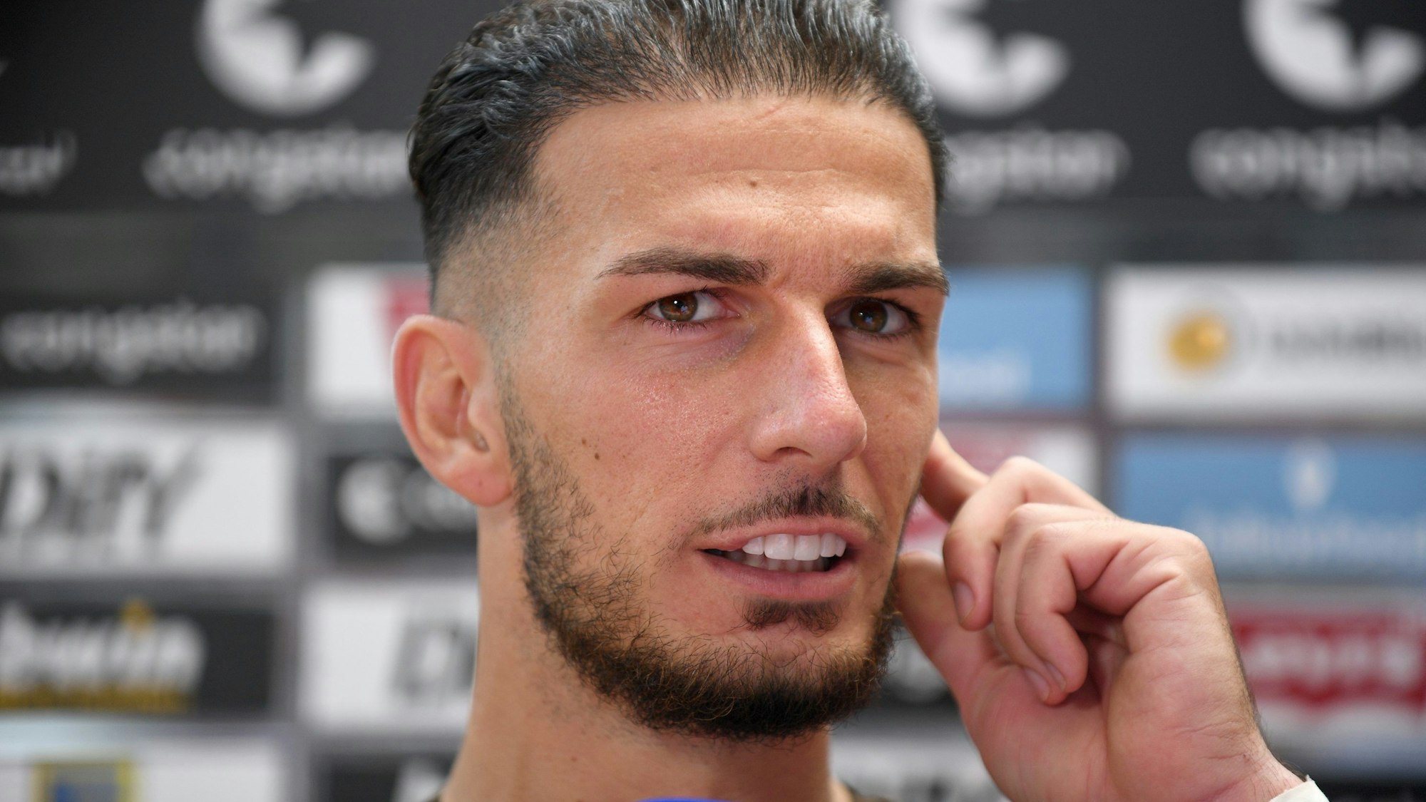 Leart Paqarada bei einem Interview.