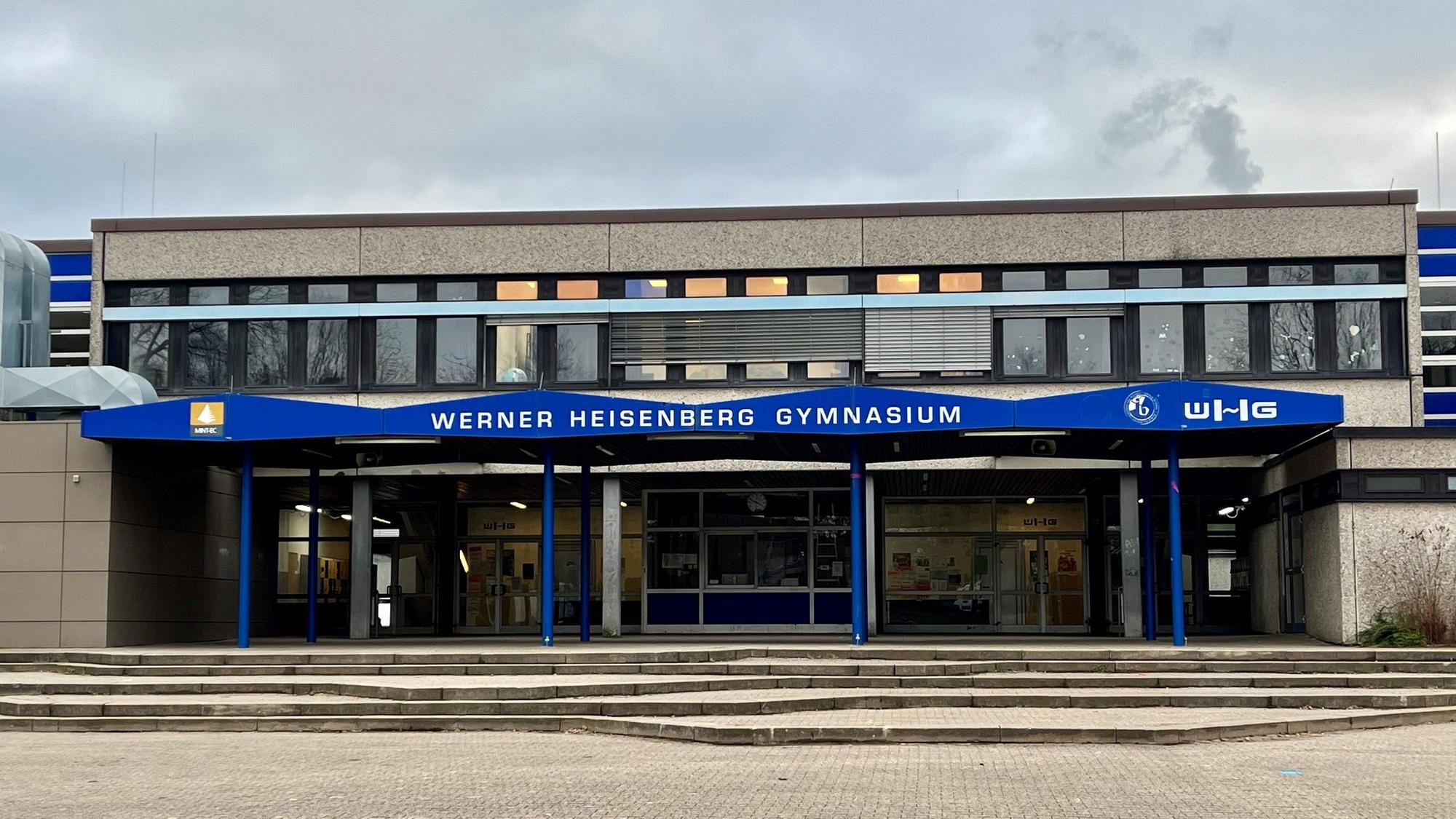 Der Haupteingang des Werner-Heisenberg-Gymnasiums