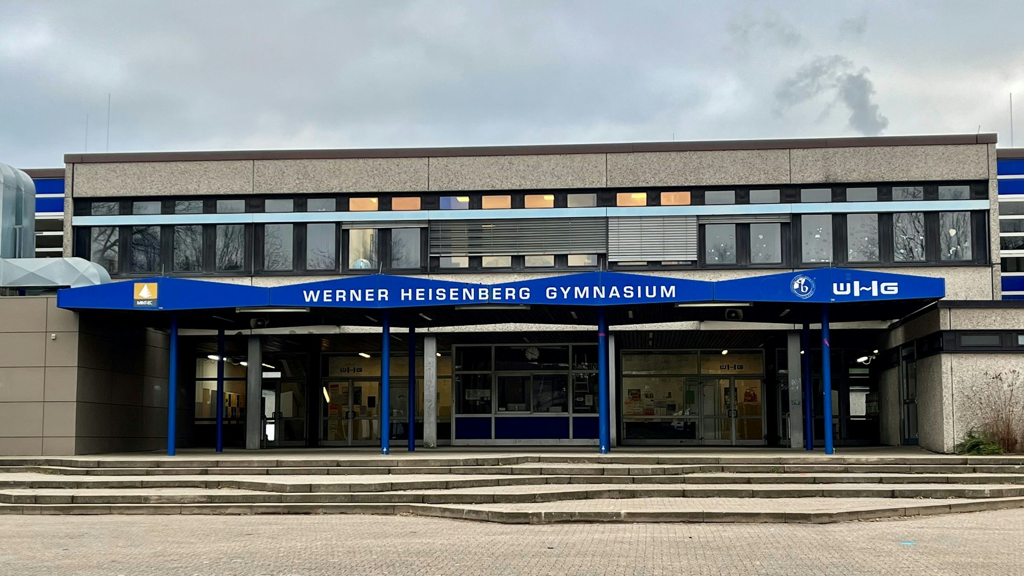Der Haupteingang des Werner-Heisenberg-Gymnasiums