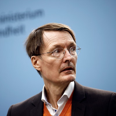 Karl Lauterbach (SPD), Bundesminister für Gesundheit, hat mit Aussagen in einem Interview viel Aufsehen erregt. Nun sagt er, er sei falsch zitiert worden.