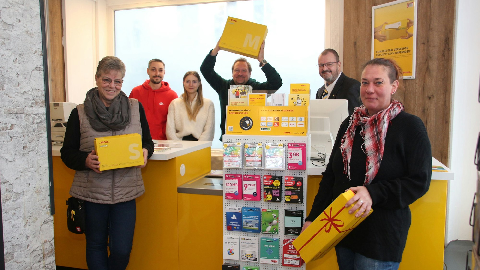 Das Team der neuen Postfiliale (v.l.): Ulrike Wiersma, Adriano Frusteri, Lorena Unterstel, Michael Bersgen-Heuser, Matthias Schwanz und Alexandra Mess in der neuen Postfiliale in Wipperfürth