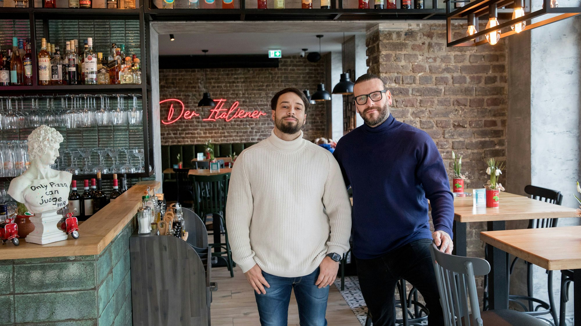 Das Kölner Restaurant „Der Italiener" von innen, im Bild die beiden Betreiber v.l.n.r. Nermin Music und Marco Baron.