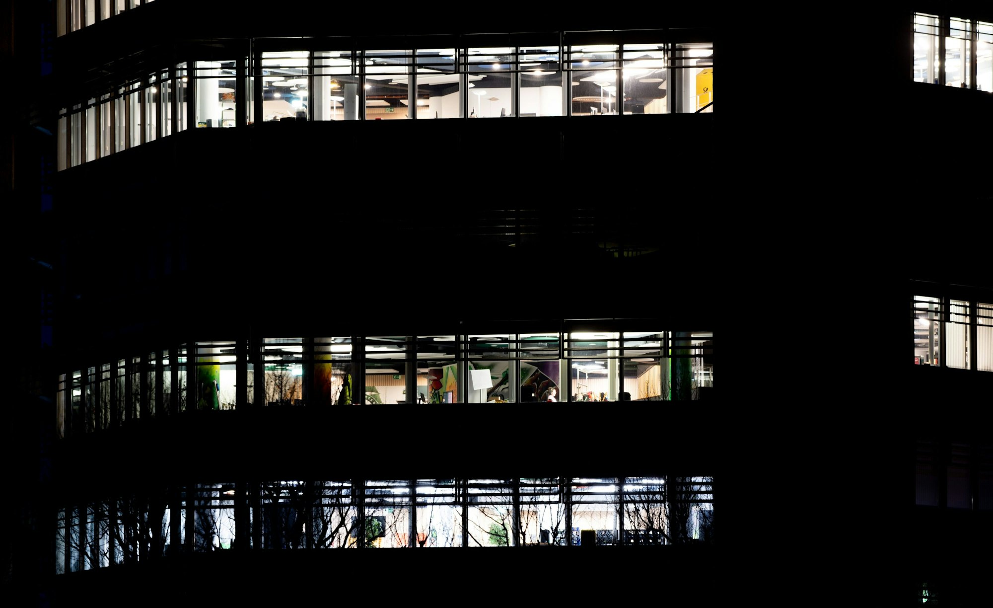 Beleuchtete Fenster in einem Bremer Bürogebäude.