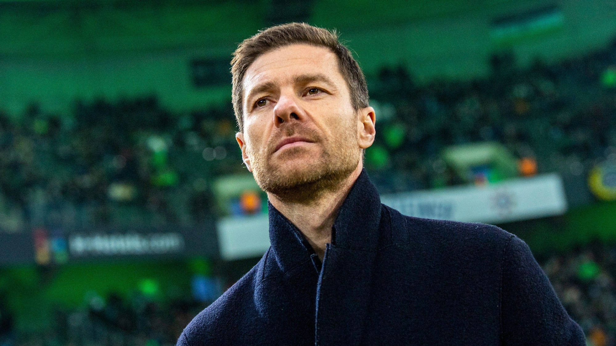 22.01.2023, Nordrhein-Westfalen, Mönchengladbach: Fußball: Bundesliga, Borussia Mönchengladbach - Bayer 04 Leverkusen, 16. Spieltag, Borussia Park: Leverkusens Trainer Xabi Alonso betritt das Stadion. Foto: David Inderlied/dpa - WICHTIGER HINWEIS: Gemäß den Vorgaben der DFL Deutsche Fußball Liga bzw. des DFB Deutscher Fußball-Bund ist es untersagt, in dem Stadion und/oder vom Spiel angefertigte Fotoaufnahmen in Form von Sequenzbildern und/oder videoähnlichen Fotostrecken zu verwerten bzw. verwerten zu lassen. +++ dpa-Bildfunk +++