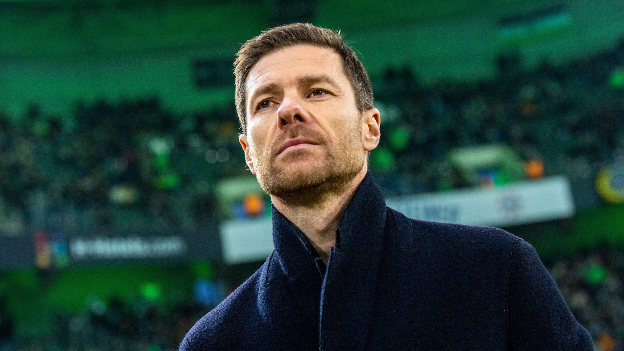 22.01.2023, Nordrhein-Westfalen, Mönchengladbach: Fußball: Bundesliga, Borussia Mönchengladbach - Bayer 04 Leverkusen, 16. Spieltag, Borussia Park: Leverkusens Trainer Xabi Alonso betritt das Stadion. Foto: David Inderlied/dpa - WICHTIGER HINWEIS: Gemäß den Vorgaben der DFL Deutsche Fußball Liga bzw. des DFB Deutscher Fußball-Bund ist es untersagt, in dem Stadion und/oder vom Spiel angefertigte Fotoaufnahmen in Form von Sequenzbildern und/oder videoähnlichen Fotostrecken zu verwerten bzw. verwerten zu lassen. +++ dpa-Bildfunk +++