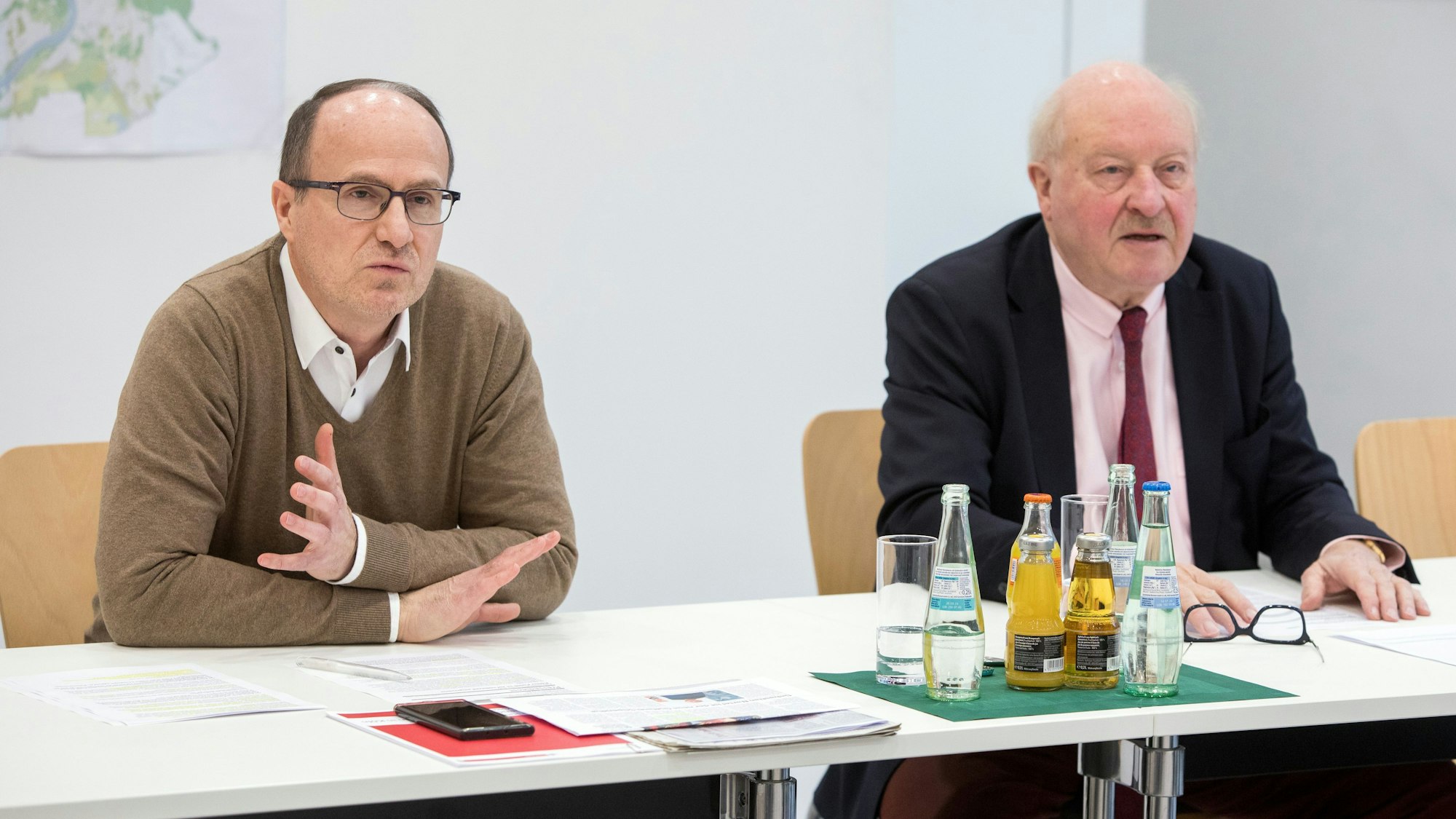 Pressekonferenz des Haus- und Grundbesitzervereins.
Im Bild v.l.n.r. Thomas Tewes und Konrad Adenauer.