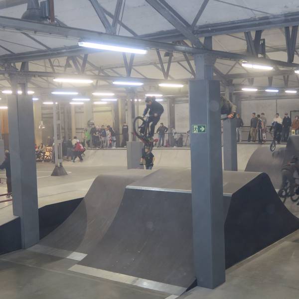 23..1.2023, Kalk: Besucher toben sich auf der Jump Line aus. Foto. Hermans