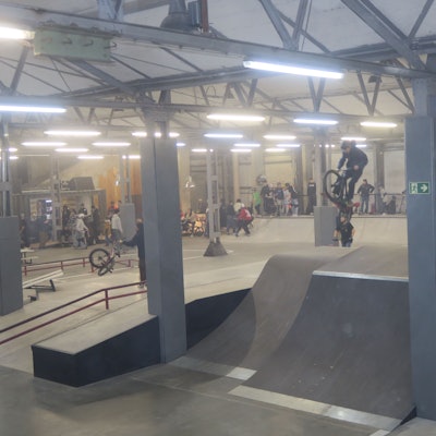 23..1.2023, Kalk:  Besucher toben sich auf der  Jump Line aus. Foto. Hermans