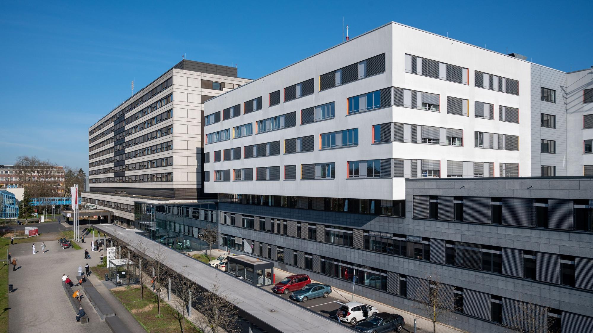 Der Stadtrat hat beschlossen, die Kliniken in Merheim zu bündeln. Doch Widerstand gegen die Entscheidung gibt es weiterhin.