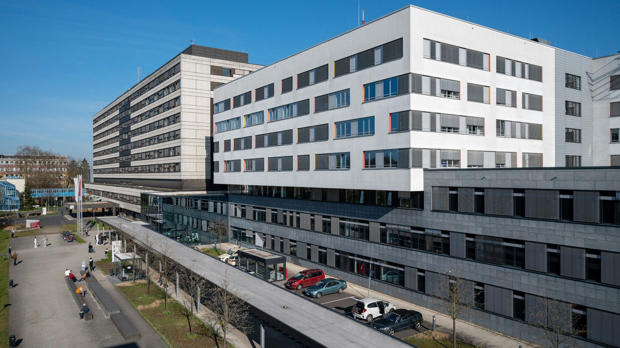 Das Bild zeigt die Kliniken in Merheim von außen.