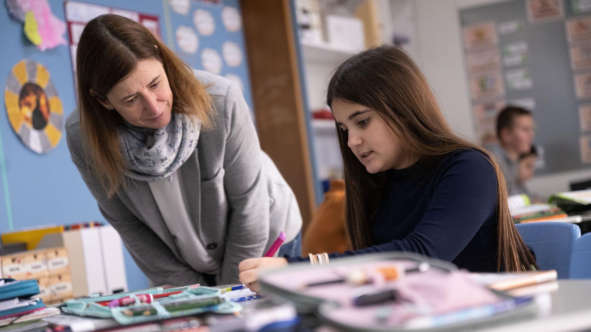 Eine Lehrerin kümmert sich um eine Schülerin.