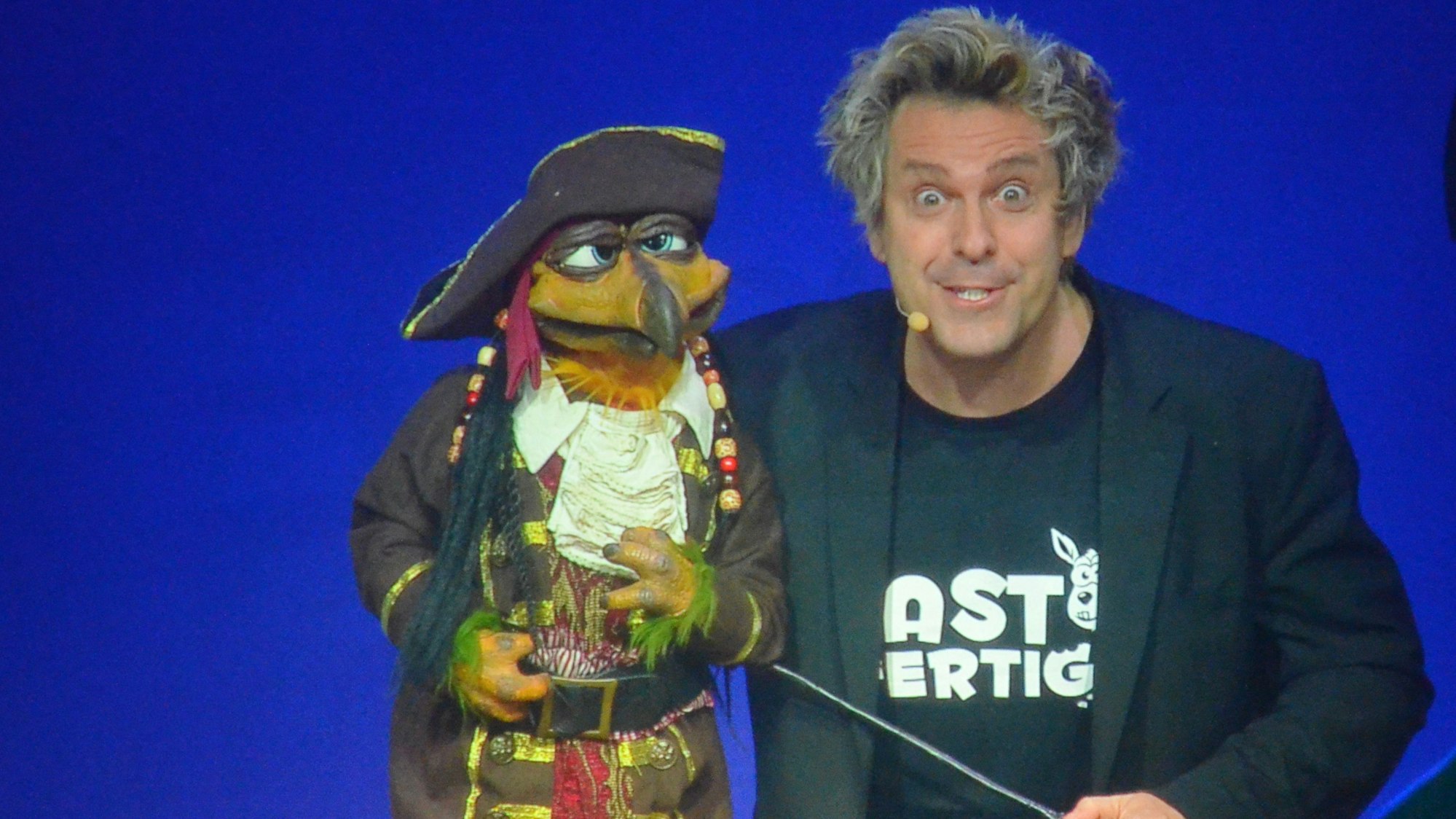 Zu sehen ist ein Puppenspieler mit einer Piraten-Puppe.