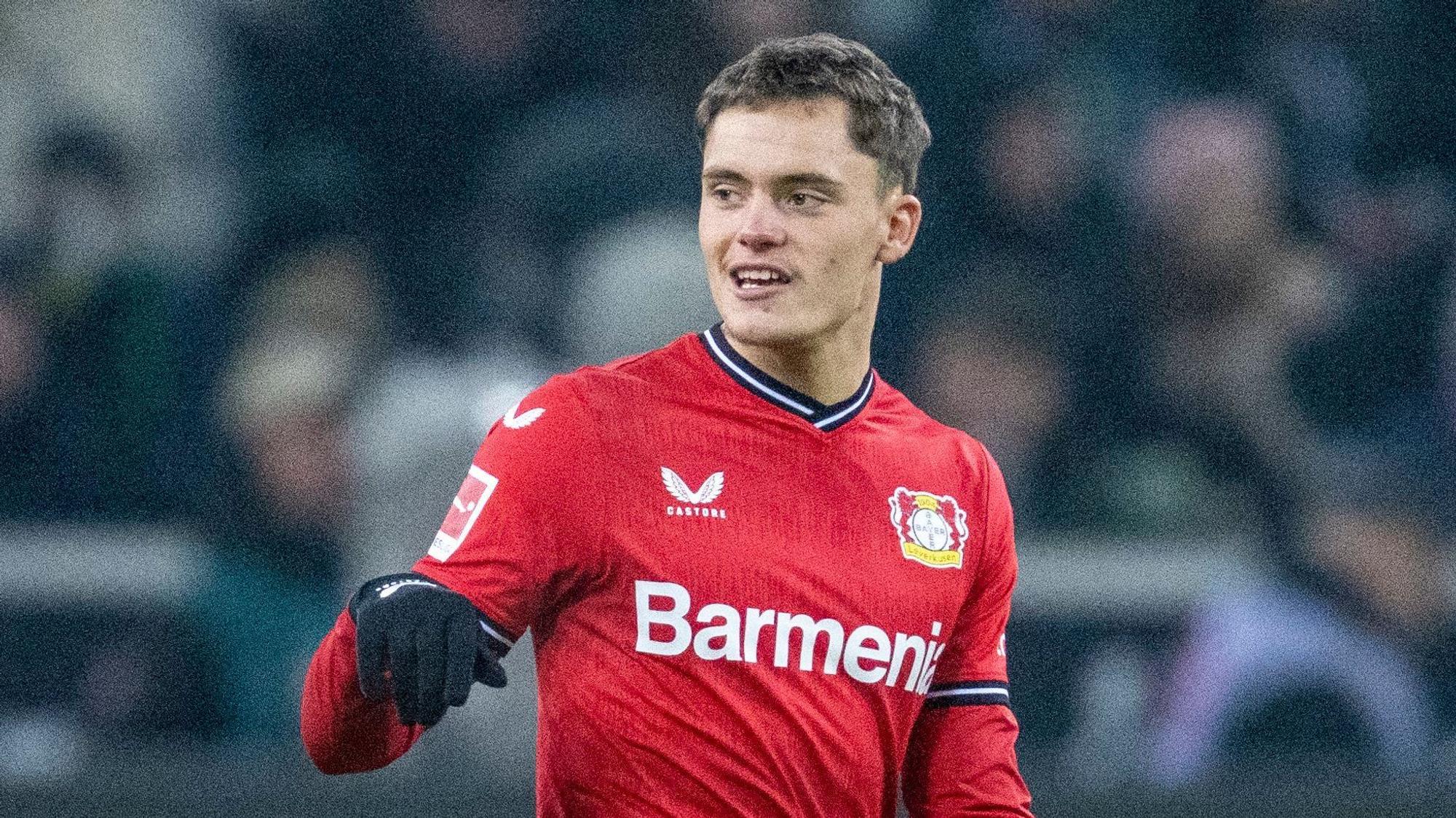 Florian Wirtz gibt Anweisungen auf dem Feld.
